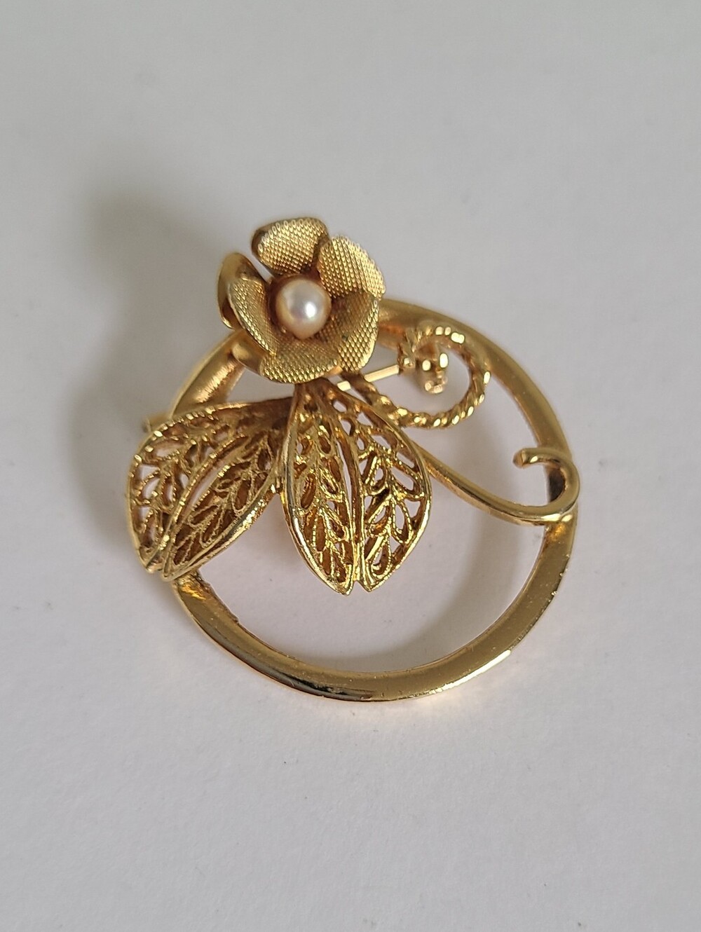 Vintage Gold Tone Coro Gilded Flower Floral Pearl Round Circle Brooch Pin